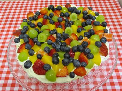 Pavlova  með ferskum ávöxtum